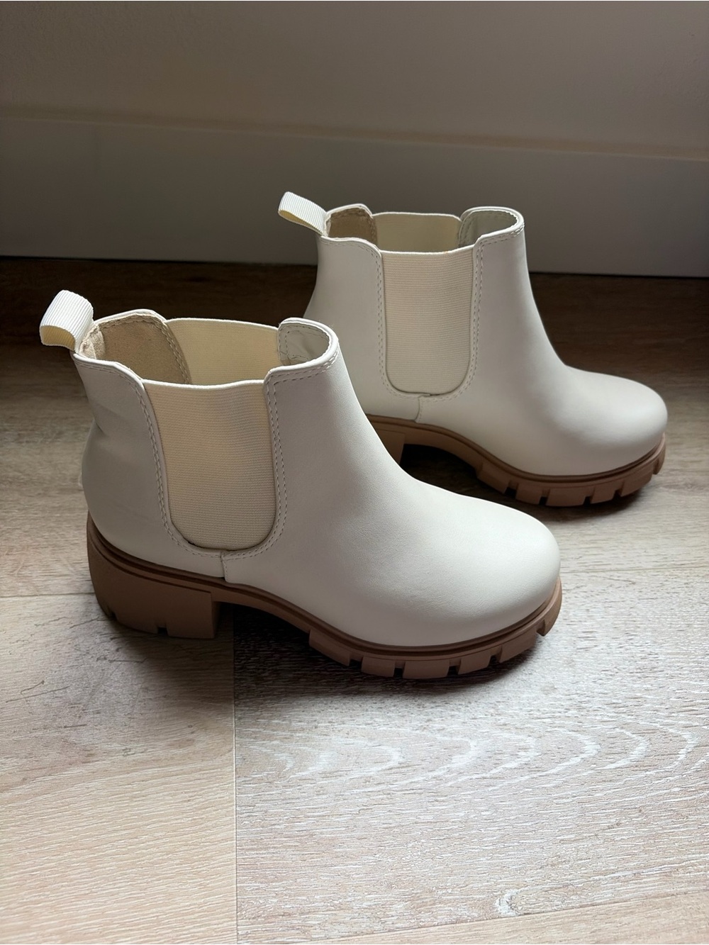 Soda Cream Chelsea Lug Sole Ankle Booties with Tan Sole size 8.5